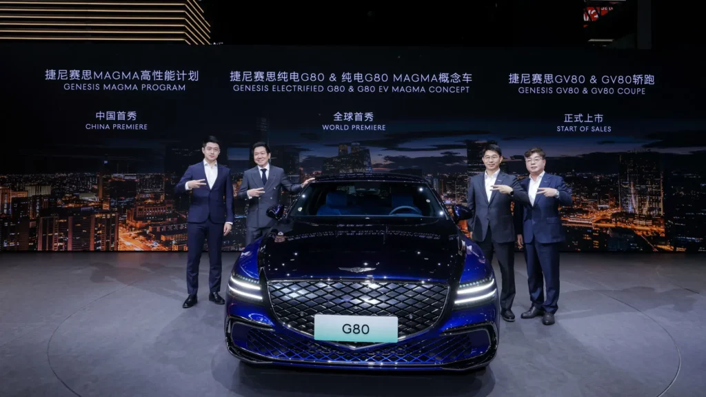 Presentación de un coche nuevo Genesis G80 con cuatro hombres.