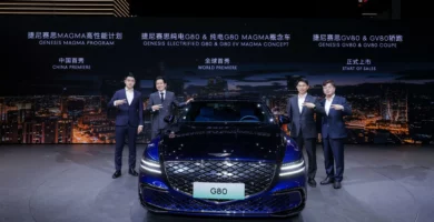 Presentación de un coche nuevo Genesis G80 con cuatro hombres.