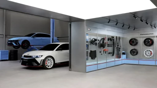 Sala de exposición de automóviles con accesorios y partes de rendimiento.