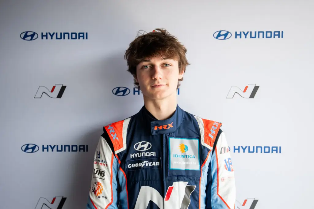 Hombre joven en un mono de carreras de Hyundai Motorsport.