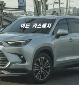 Un Toyota SUV plateado en una calle con texto en coreano.