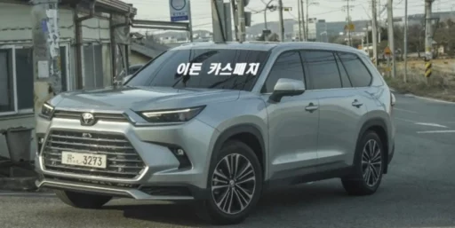 Un Toyota SUV plateado en una calle con texto en coreano.