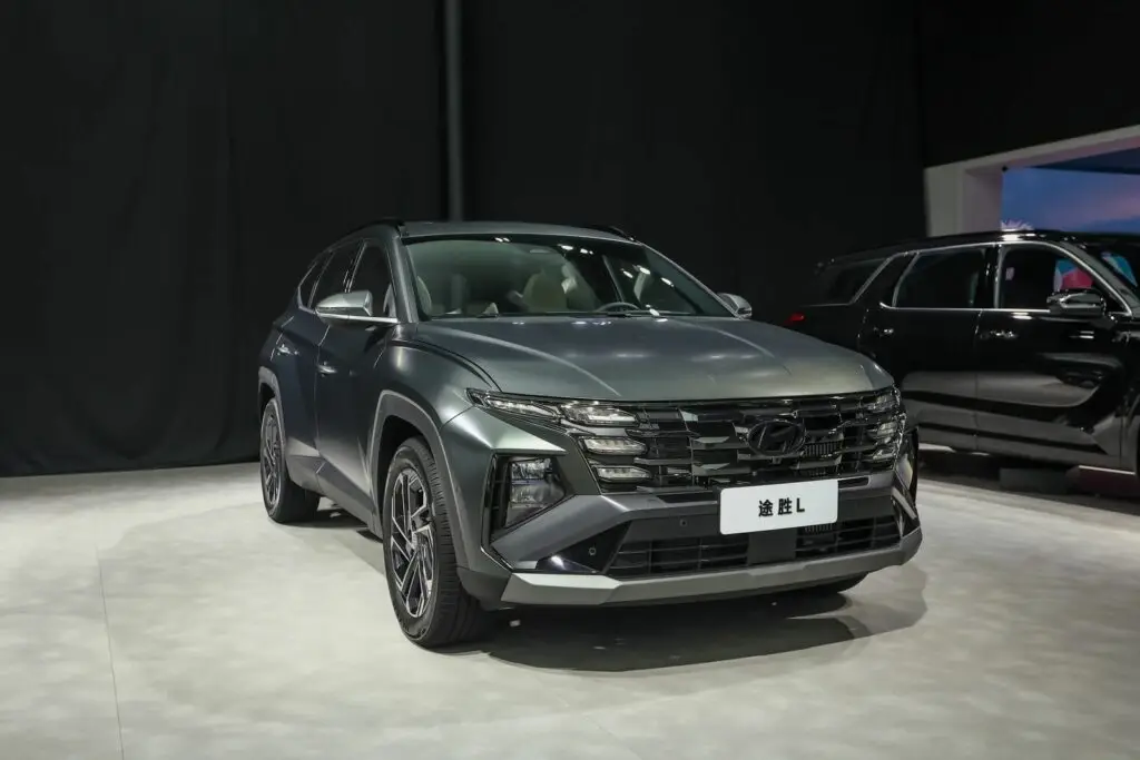 Un SUV moderno gris en una exhibición de autos.