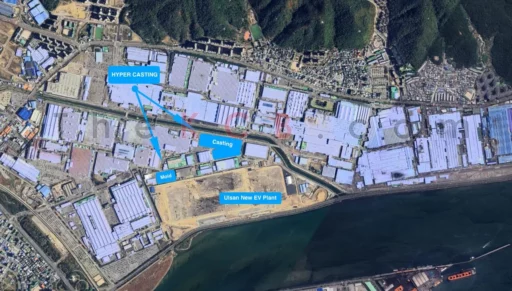 Vista satelital de una planta industrial cerca del agua.