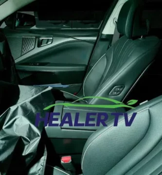 Interior de un coche con asientos de cuero y la marca "HEALER TV".