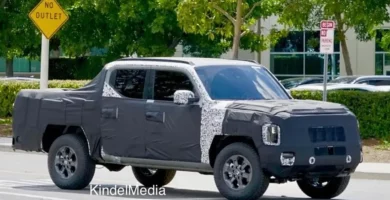 Camioneta con camuflaje de prueba estacionada en una calle.