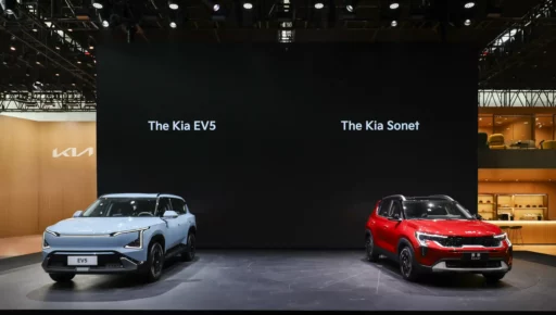 Dos vehículos Kia presentados en un stand de exposición.