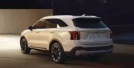 Vehículo SUV blanco de la marca Kia estacionado.