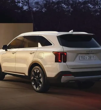 Vehículo SUV blanco de la marca Kia estacionado.