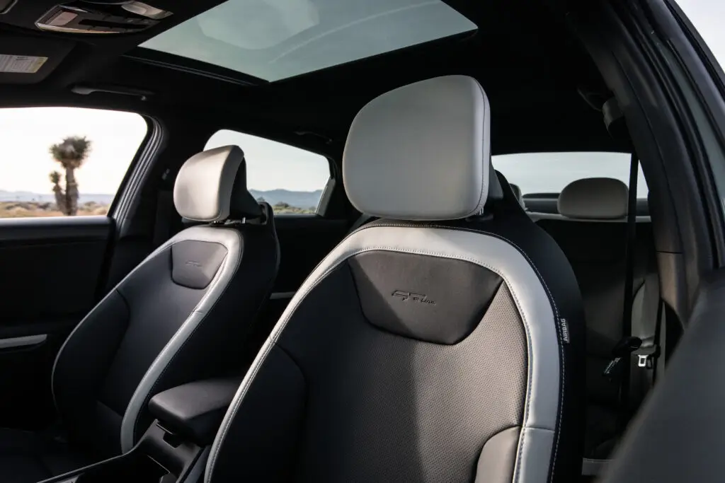 Interior de un coche con asientos de cuero y techo solar.