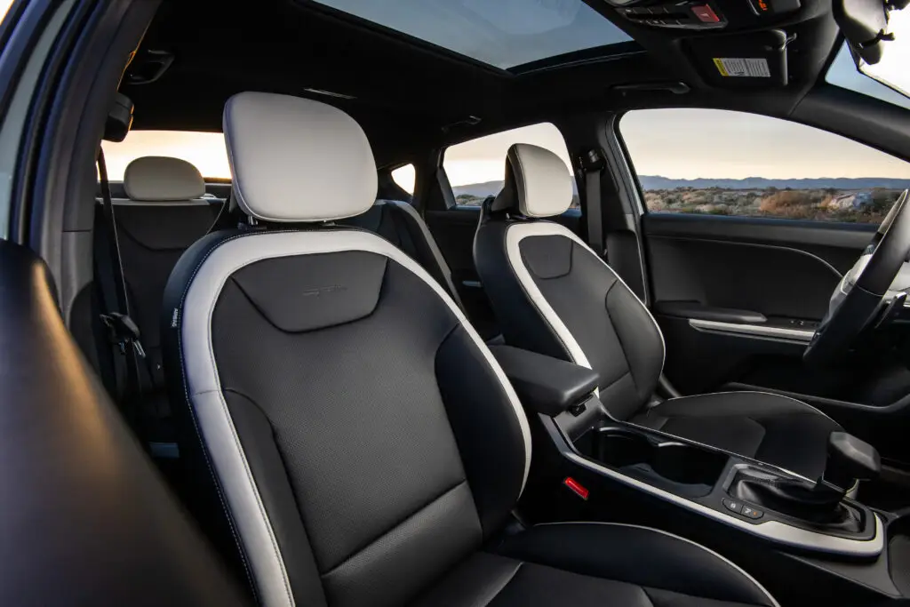 Interior moderno de un coche con asientos de cuero negro.