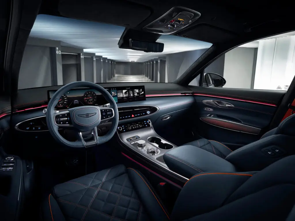 Interior de un vehículo de lujo con acabados elegantes y modernos.