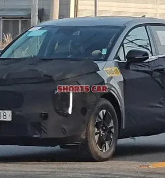 Un auto camuflado con cobertura negra durante pruebas en carretera.