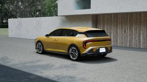 Auto deportivo amarillo aparcado frente a un edificio moderno.