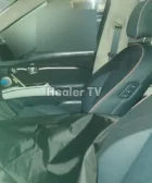 Interior de un automóvil con una cubierta protectora en el asiento.