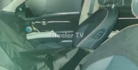 Interior de un automóvil con una cubierta protectora en el asiento.