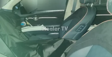 Interior de un automóvil con una cubierta protectora en el asiento.