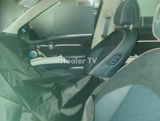 Interior de un automóvil con una cubierta protectora en el asiento.