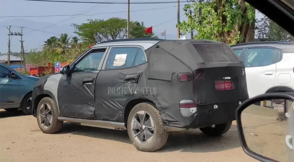 Auto cubierto con lona negra, posiblemente camuflaje para pruebas.