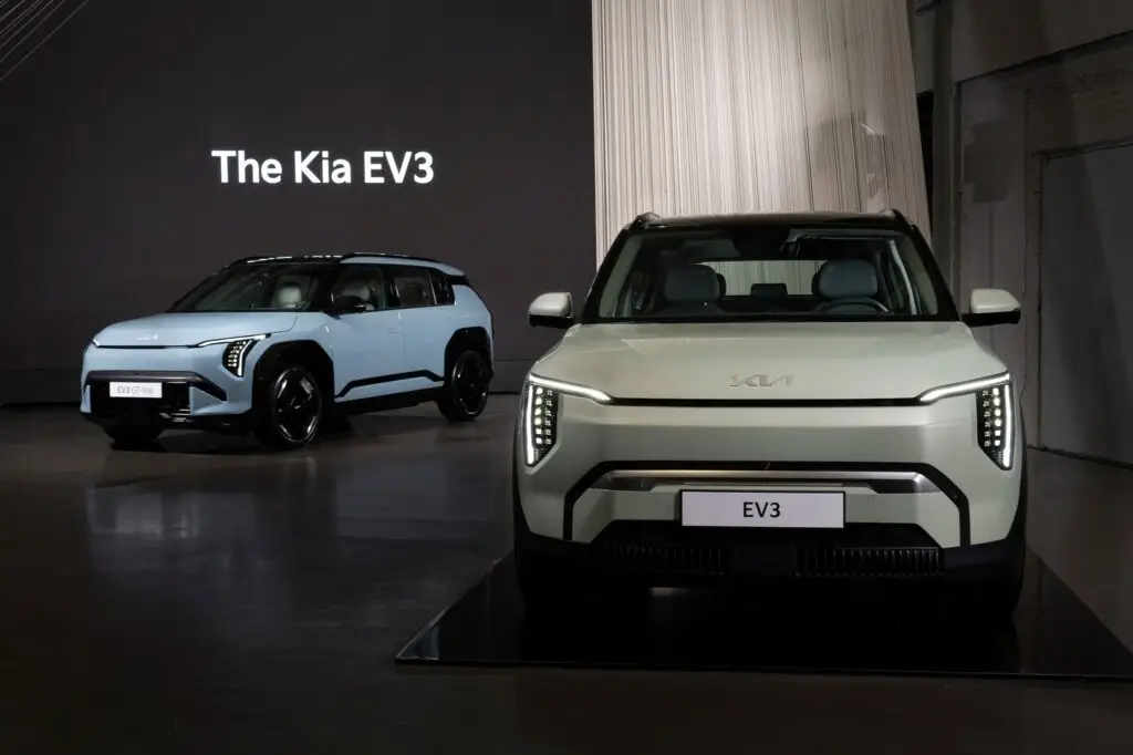 Dos vehículos eléctricos Kia EV3 en exhibición indoor.