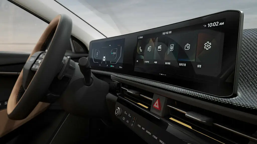 Interior de auto con pantalla táctil y volante moderno.
