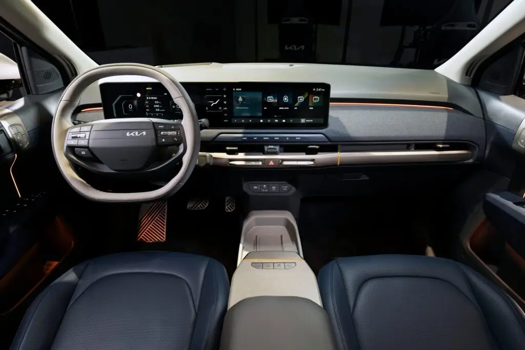 Interior de un automóvil moderno con pantalla táctil y volante ergonómico.
