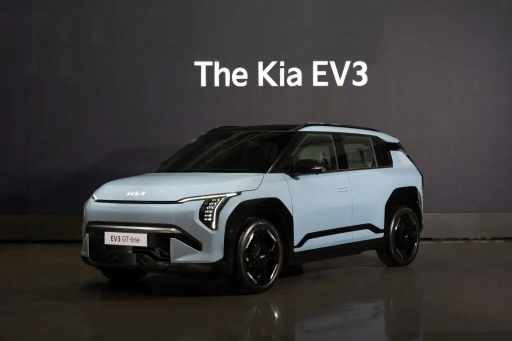 Auto eléctrico Kia EV3 en exhibición bajo iluminación intensa.