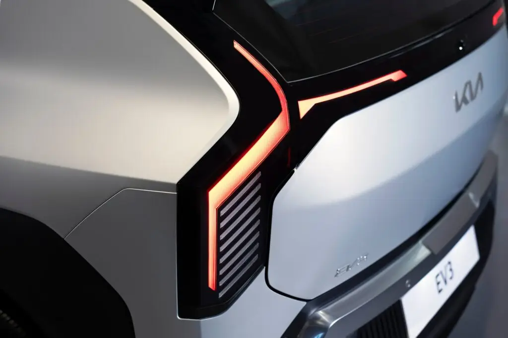 Vista trasera de un automóvil futurista con luces LED.