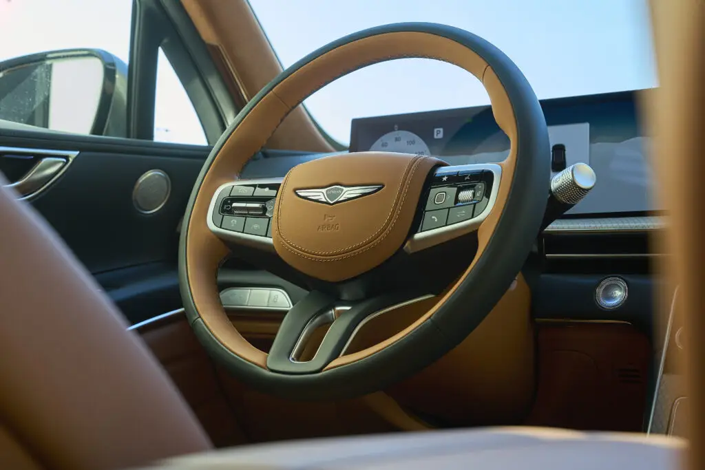 Interior de coche de lujo con volante y tablero modernos.