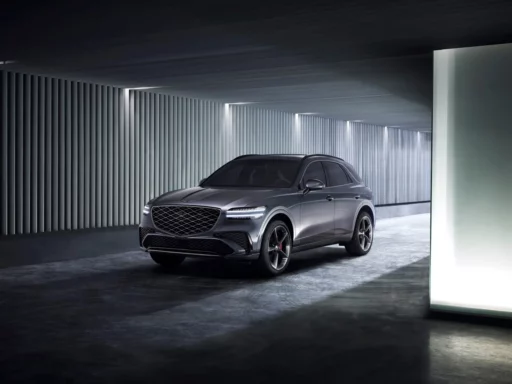 SUV gris en un garaje moderno, con iluminación elegante.