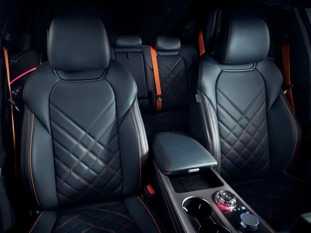 Interior de coche de lujo con asientos de cuero negro.