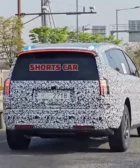 Vehículo con camuflaje de pruebas en una autopista urbana.