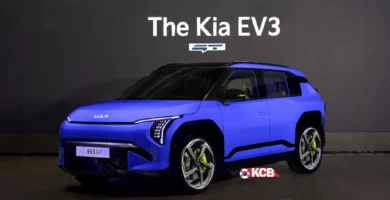 Auto eléctrico azul Kia EV3 GT en una exhibición.