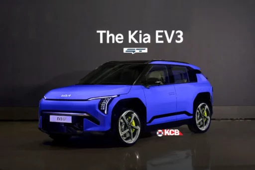 Auto eléctrico azul Kia EV3 GT en una exhibición.