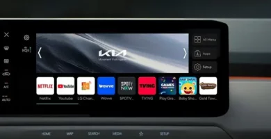 Pantalla de coche con aplicaciones de streaming y entretenimiento.