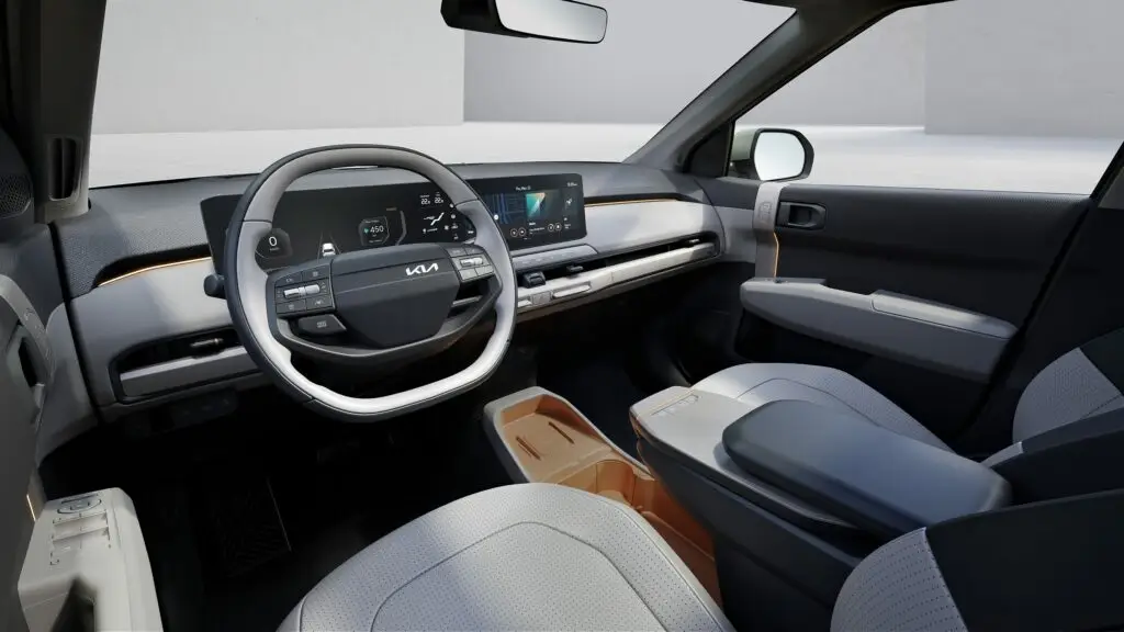 Interior moderno de un automóvil Kia con pantallas digitales.
