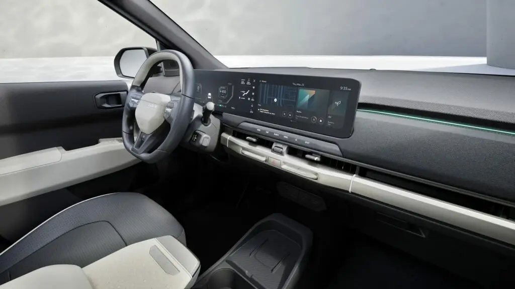 Interior moderno de un automóvil con tablero digital y volante.