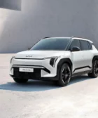 Automóvil blanco KIA EV3 GT-line en fondo minimalista.