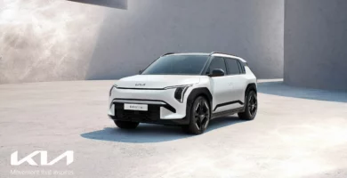 Automóvil blanco KIA EV3 GT-line en fondo minimalista.