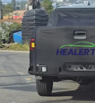 Camioneta negra cubierta en camino rural, logo HEALER TV visible.