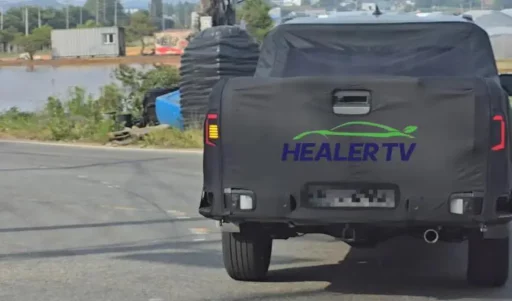 Camioneta negra cubierta en camino rural, logo HEALER TV visible.