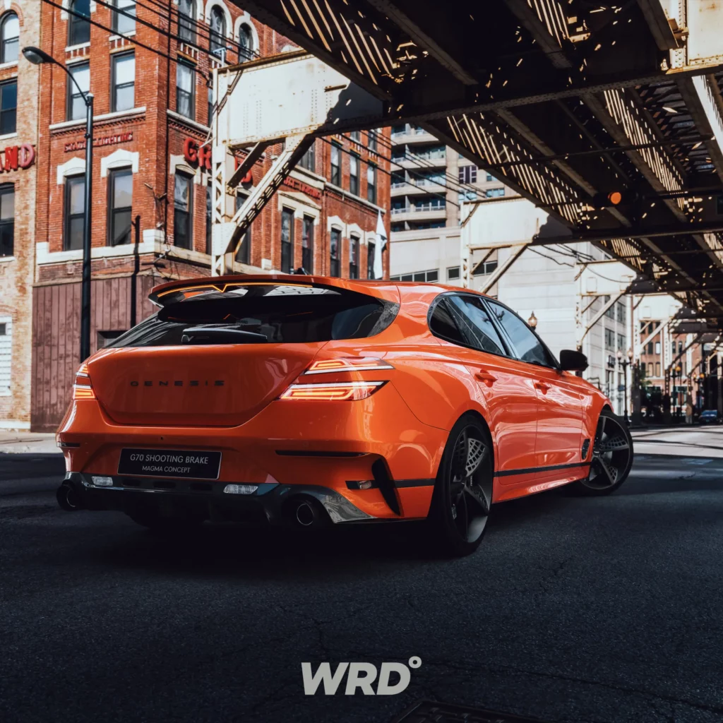 Coche naranja deportivo en un entorno urbano, bajo un puente elevado.