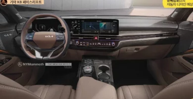 Interior de un coche con pantallas digitales y acabados de lujo.