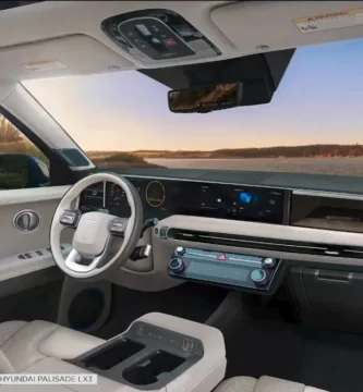 Interior futurista de un coche con vista a paisaje lacustre.