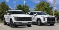 Dos camionetas Hyundai Palisade blancas estacionadas al aire libre.