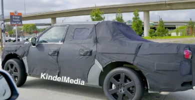 Camioneta camuflada en pruebas cerca del Orange County Great Park.