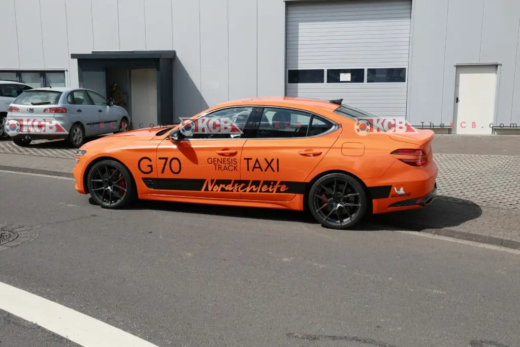 Coche naranja Genesis G70, taxi de pista.