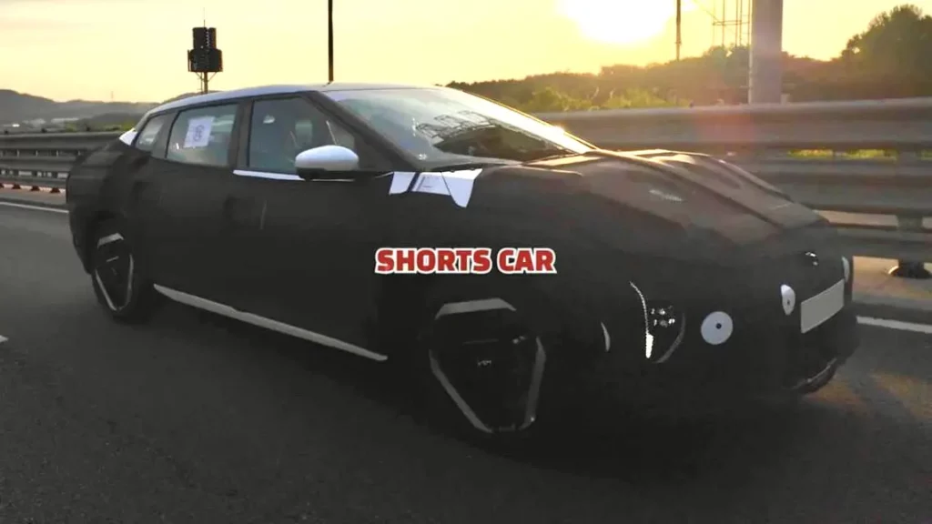 Coche camuflado en carretera al atardecer con el logo "SHORTS CAR".