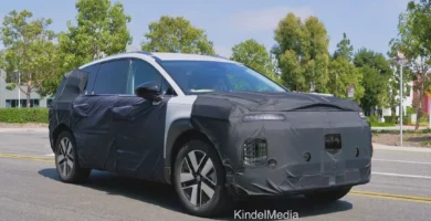 Vehículo SUV camuflado siendo probado en una calle arbolada.