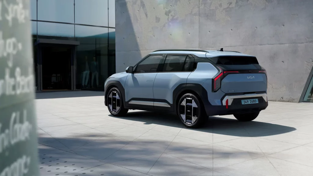 Un SUV gris estacionado frente a un edificio moderno.